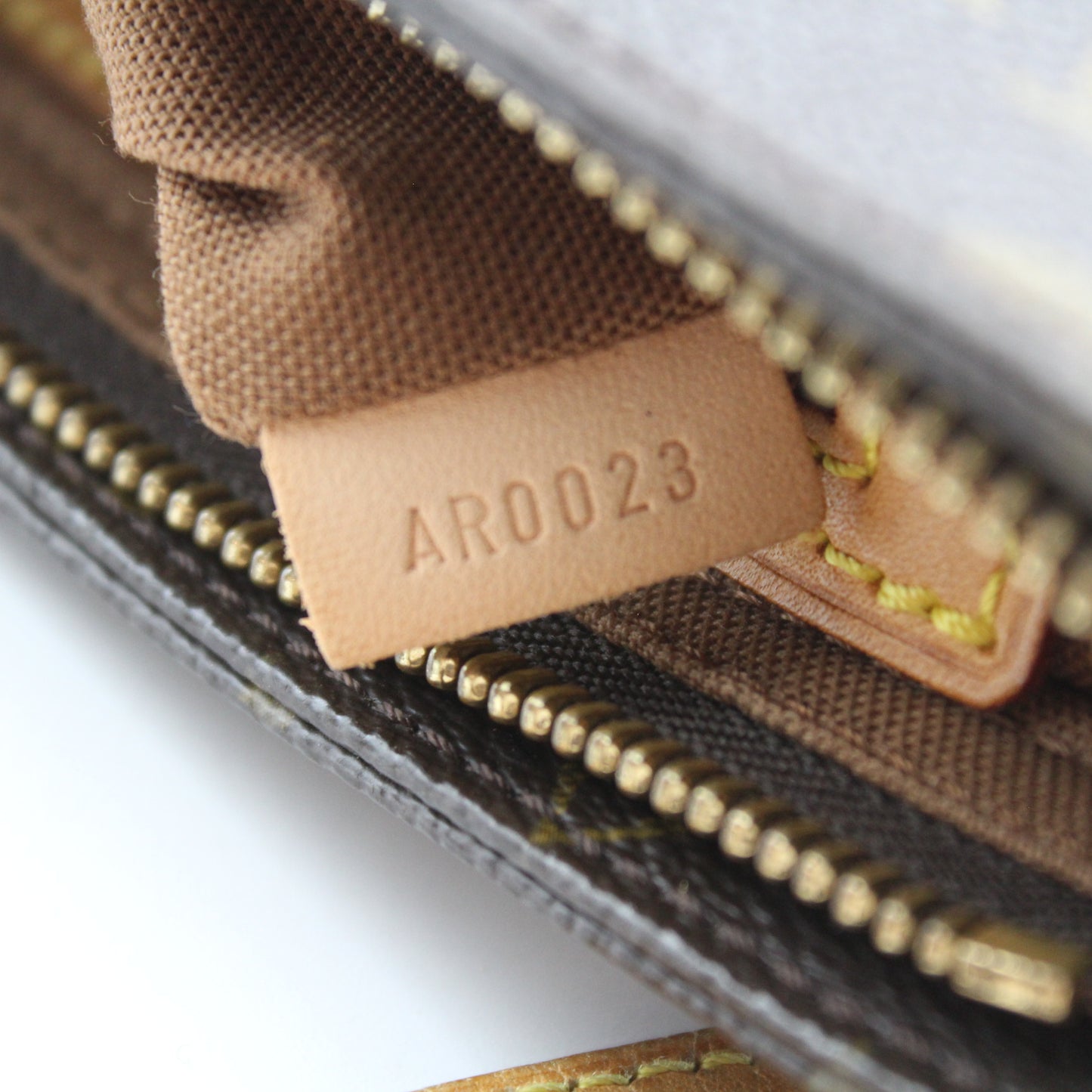 BORSA LOUIS VUITTON TROTTEUR MONOGRAM LB1813