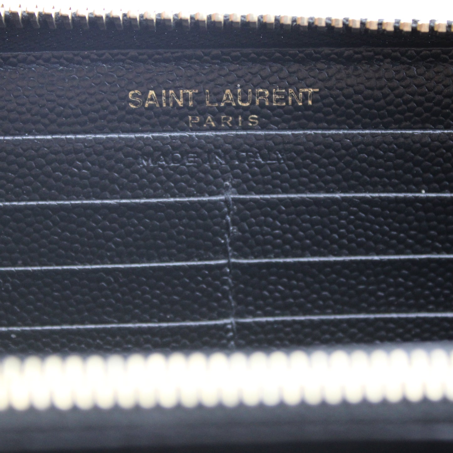 SAINT LAURENT CASSANDRE MATELASSÉ PORTAFOGLI CON ZIP IN PELLE GOFFRATA GRAIN DE POUDRE YA106