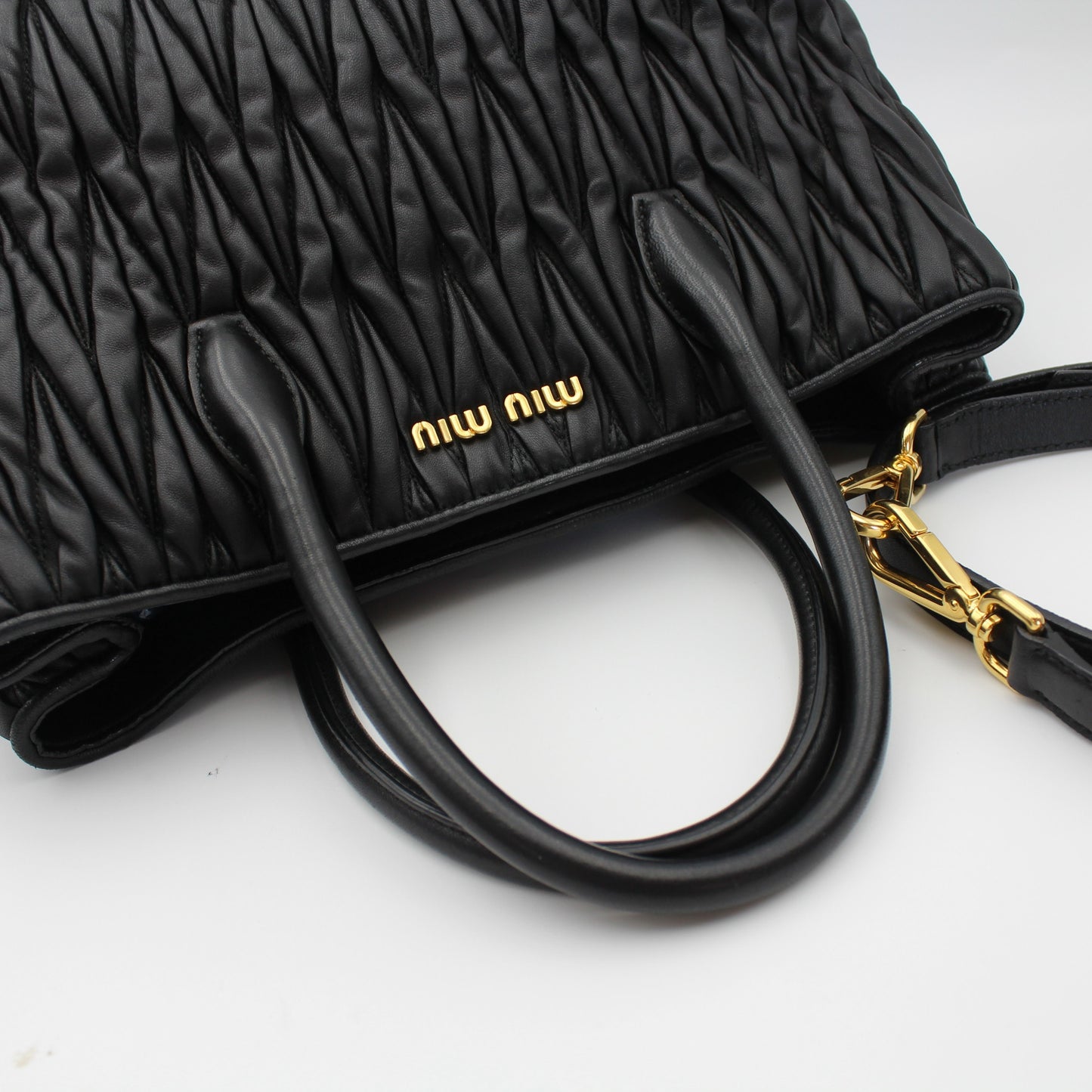 BORSA MIU MIU TOTE MATELASSE IN PELLE NERA MB108