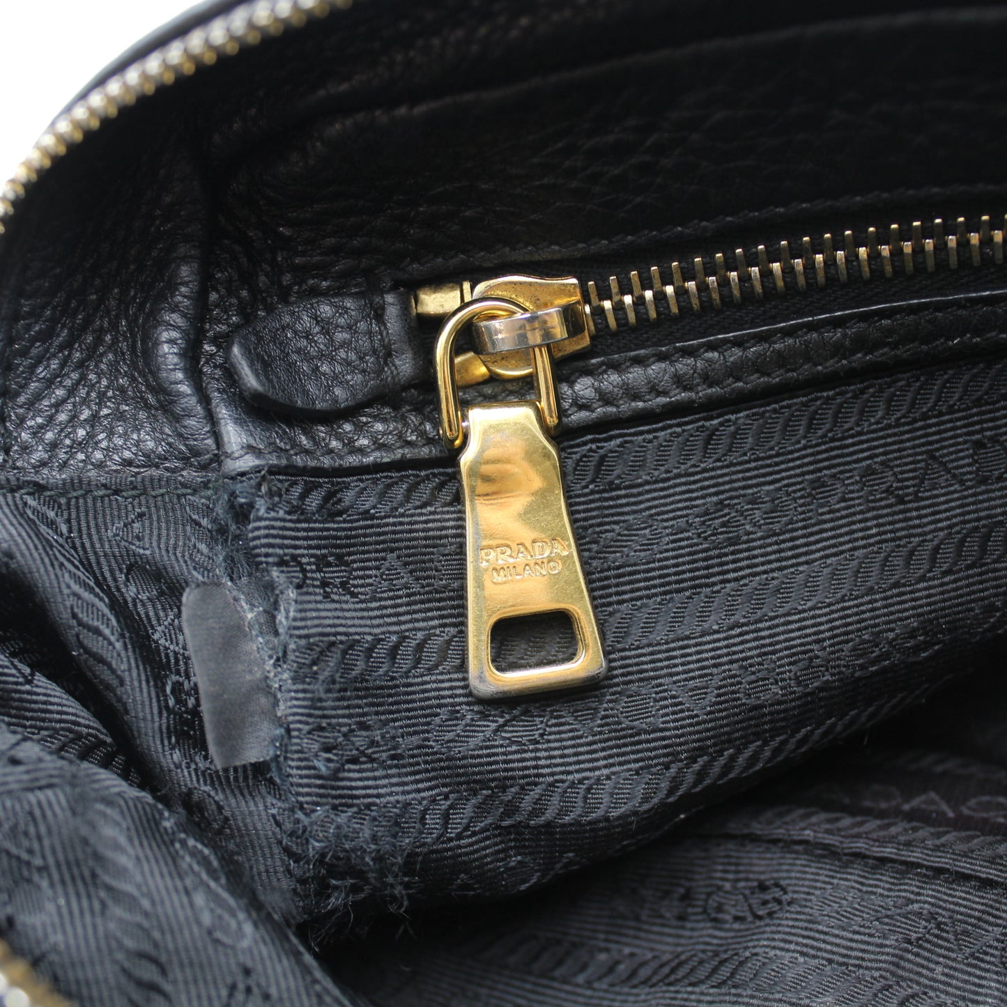 BORSA PRADA CAMERA BAG NERA IN PELLE MARTELLATA PB203