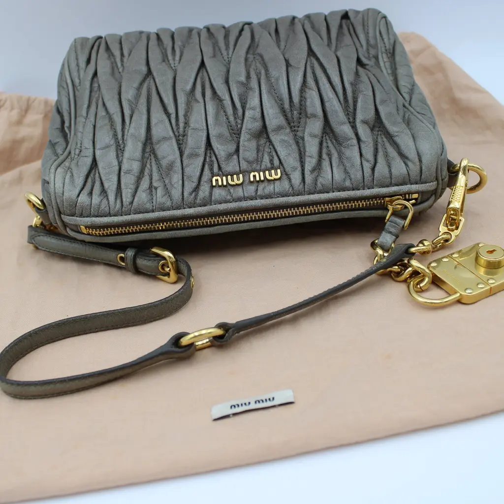 BORSA MIU MIU MATELASSE IN PELLE DI AGNELLO GRIGIO MB111