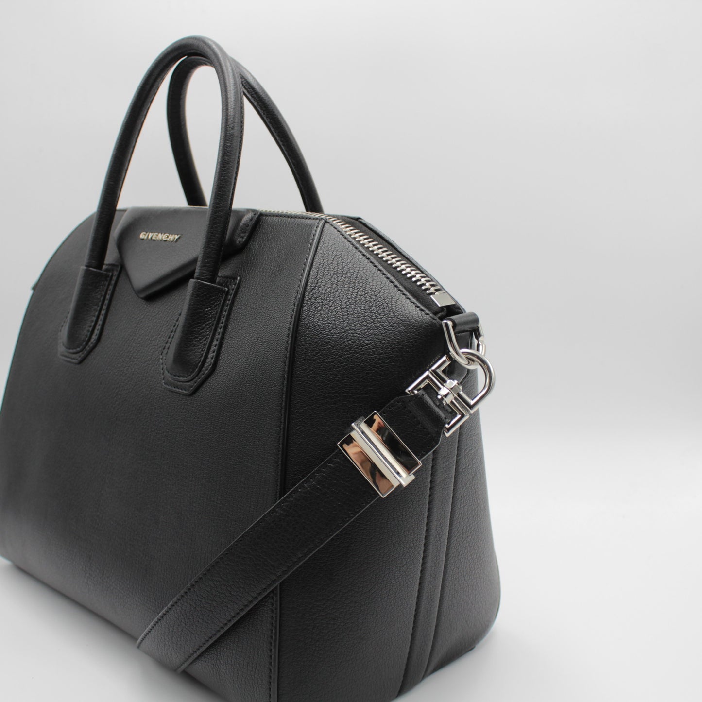 GIVENCHY MEDIUM ANTIGONA BAG IN BLACK GRAIN LEATHER EB101