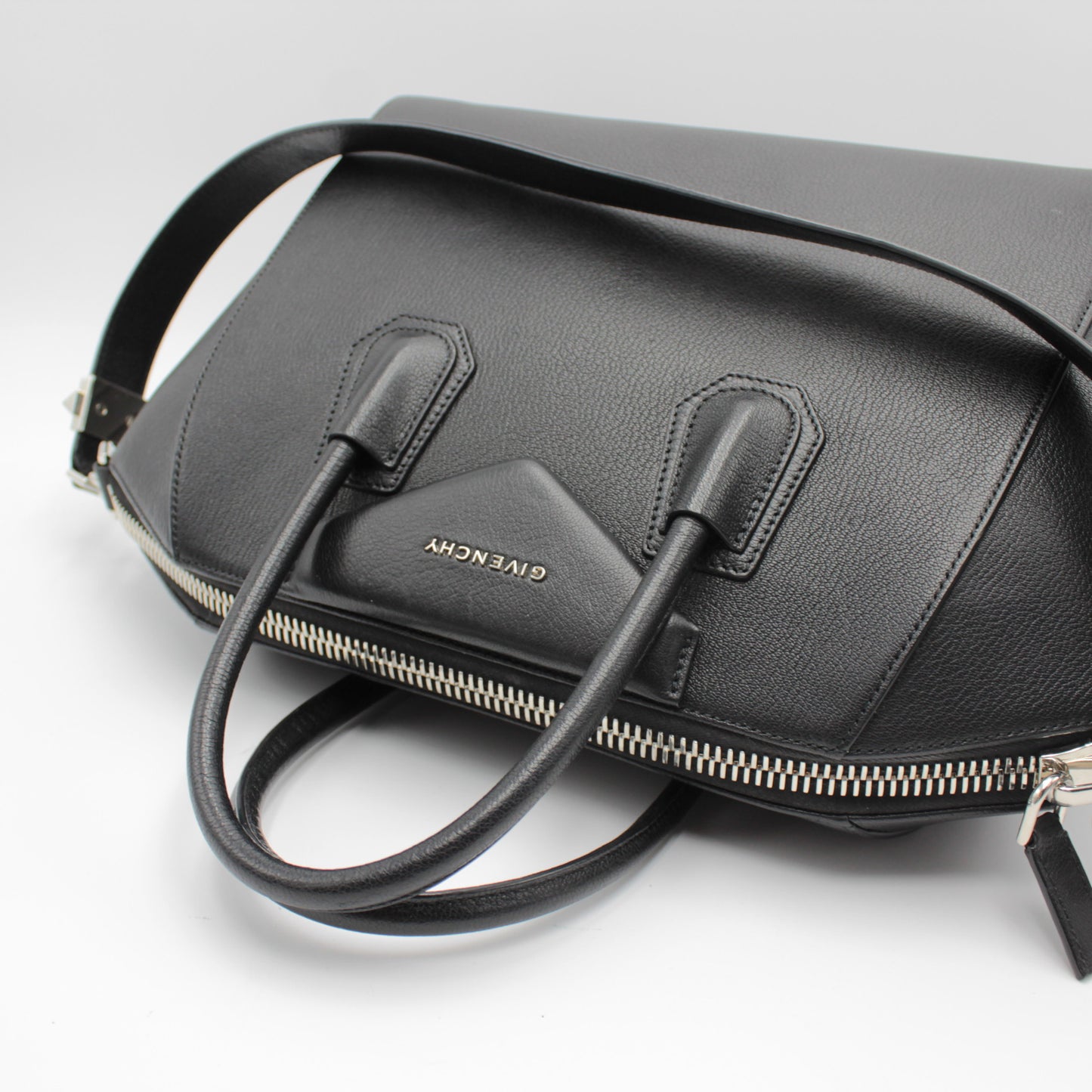 GIVENCHY MEDIUM ANTIGONA BAG IN BLACK GRAIN LEATHER EB101