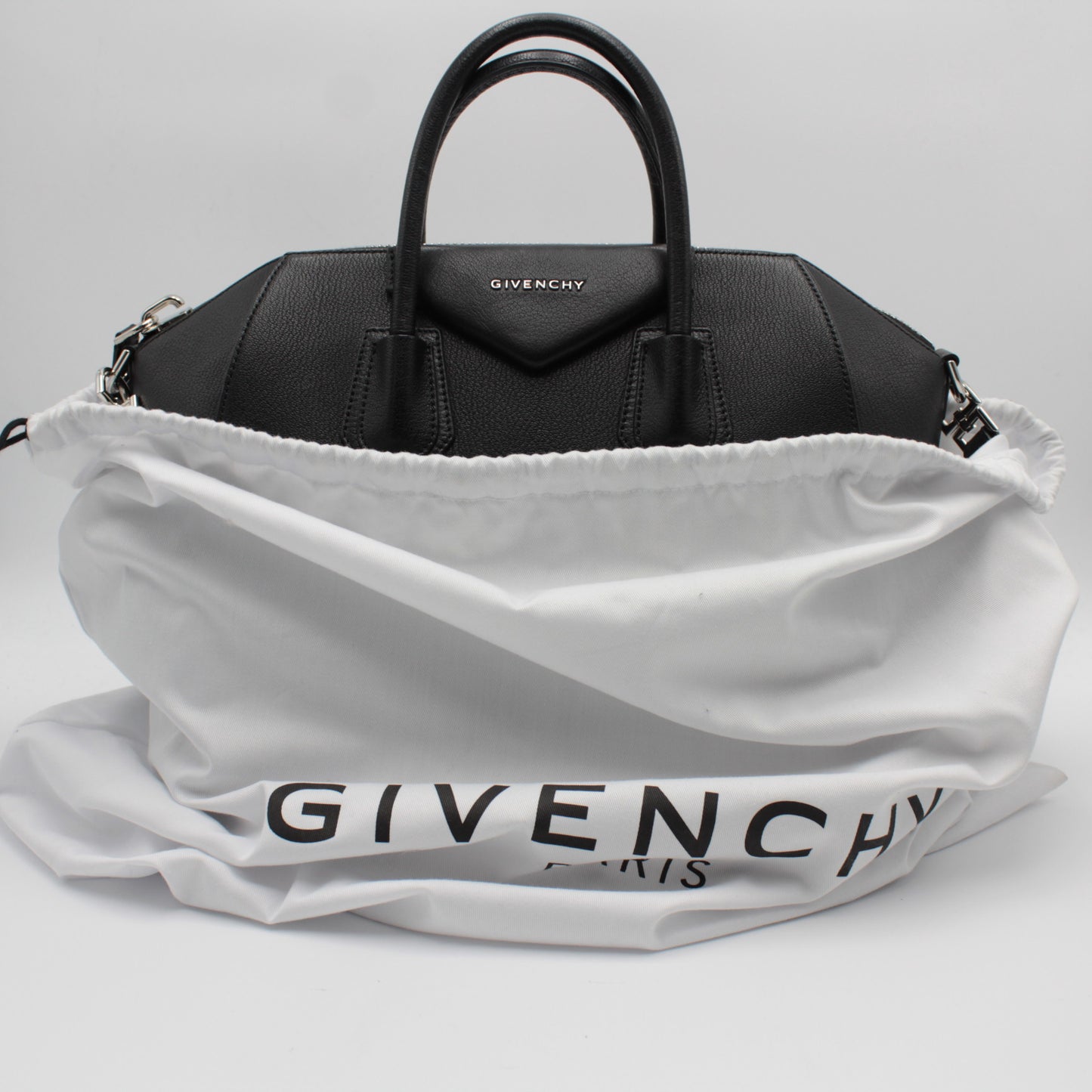 GIVENCHY MEDIUM ANTIGONA BAG IN BLACK GRAIN LEATHER EB101